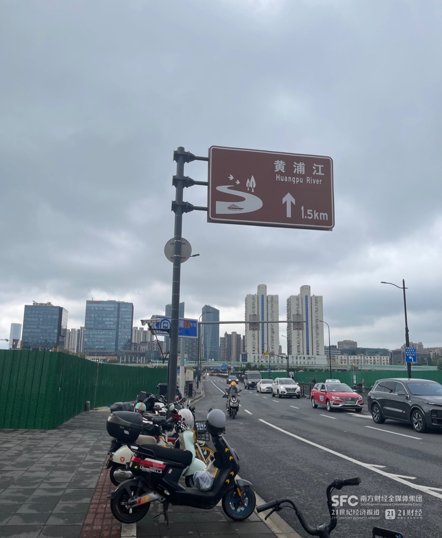 （东安路左侧为125-31地块，右侧为127b-23地块和更靠近黄浦江的127b-24地块。摄影：唐韶葵）