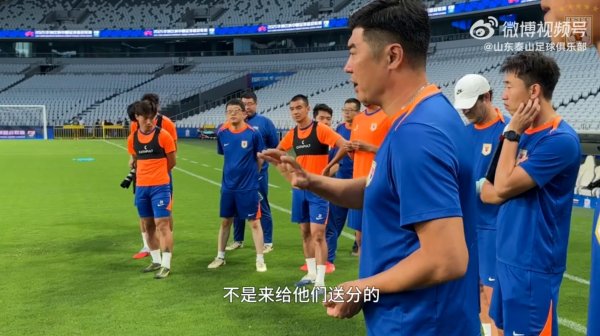 股票配资平台导航 韩鹏战申花赛前鼓舞球队：我们坐4个多小时火车来不是送分的