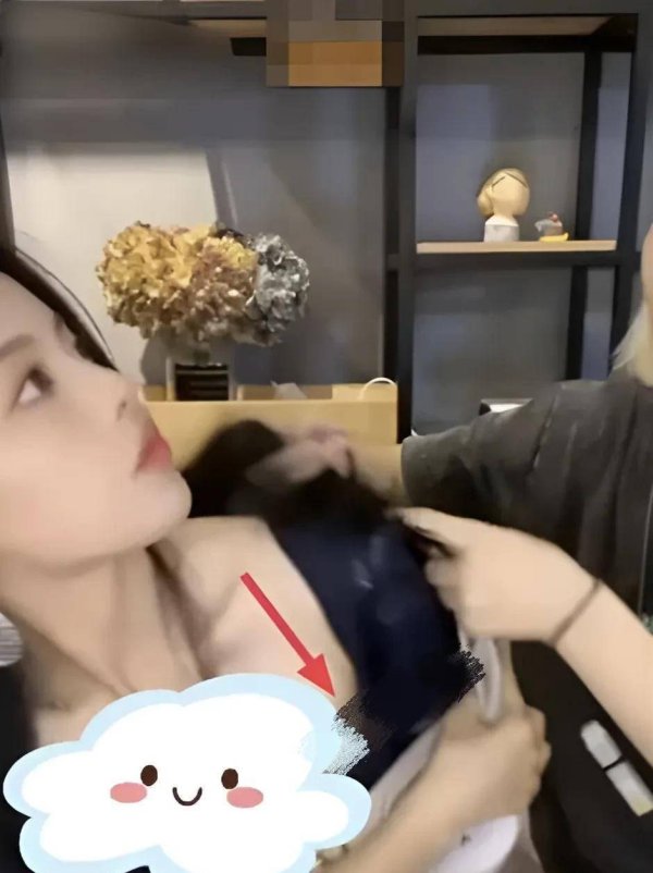 配资论坛交流 顶流女星健身直播惊现尴尬！抹胸意外滑落瞬间被拍，镜头前惊险画面引爆全网热议